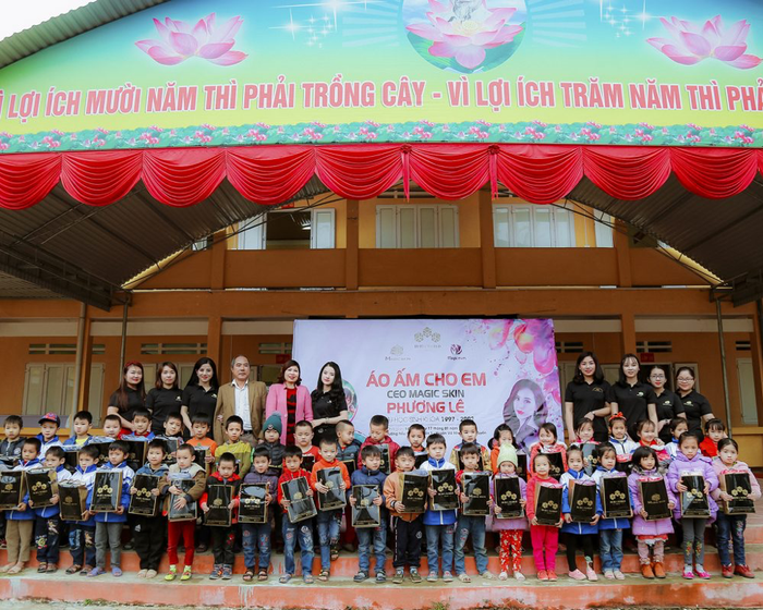 CEO Phương Lê và đội ngũ Magic Skin trong một buổi thiện nguyện