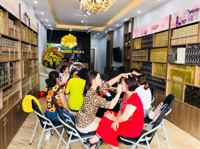 Showroom Phương Lê đón tiếp nhiều chị em đến tham quan, mua sắm và trải nghiệm sản phẩm