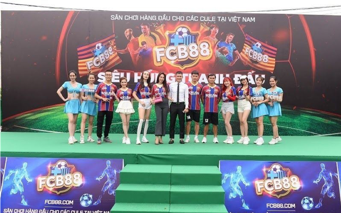 Nhìn lại trận cầu nảy lửa giữa FC Barca và MU Việt Nam, hứa hẹn đêm chung kết làm 'nức lòng' người hâm mộ Ảnh 2