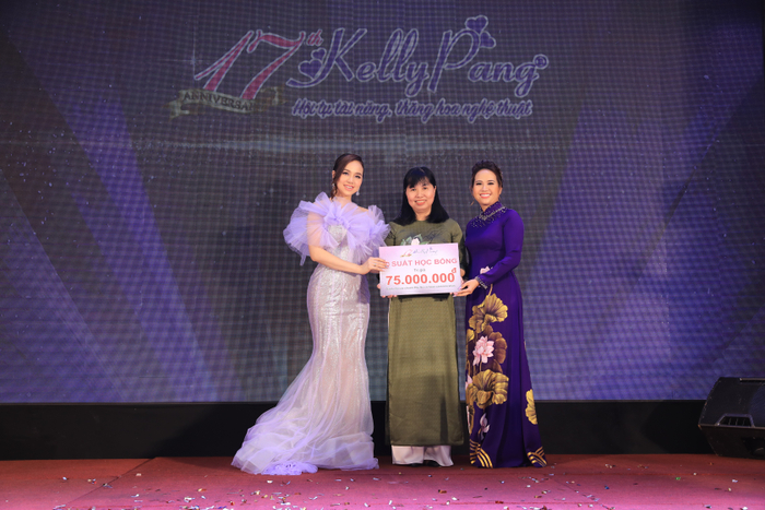 Đinh Ngọc Diệp và Pang Mỹ Nguyên trao học bổng nghề nails cho đại diện hội phụ nữ