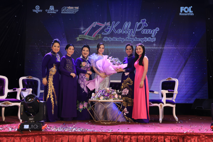 Đinh Ngọc Diệp cùng Pang Sisters