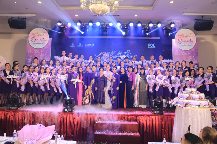 Đinh Ngọc Diệp cùng tập thể Kelly Pang