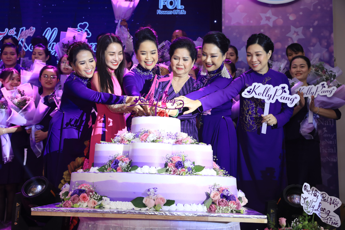 Kelly Pang mừng 17 năm thành lập