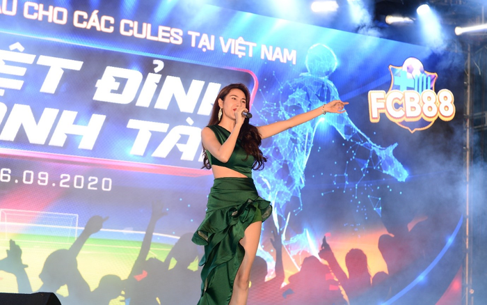 Thủy Tiên - Công Vinh đến chung vui cùng FCB88 trước ngày đi cứu trợ Ảnh 2