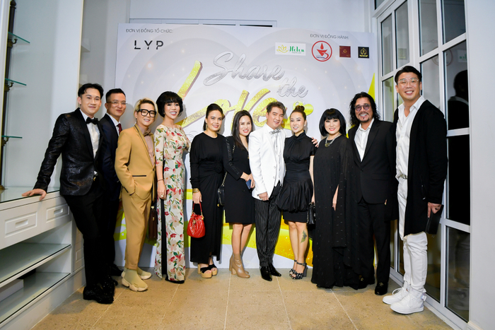 Các doanh nhân và nghệ sĩ lưu lại khoảnh khắc đẹp trong chương trình “Share the love”