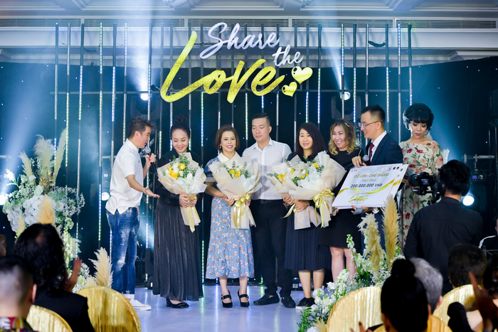 Các mạnh thường quân trao tặng bảng giá trị từ thiện cho BTC