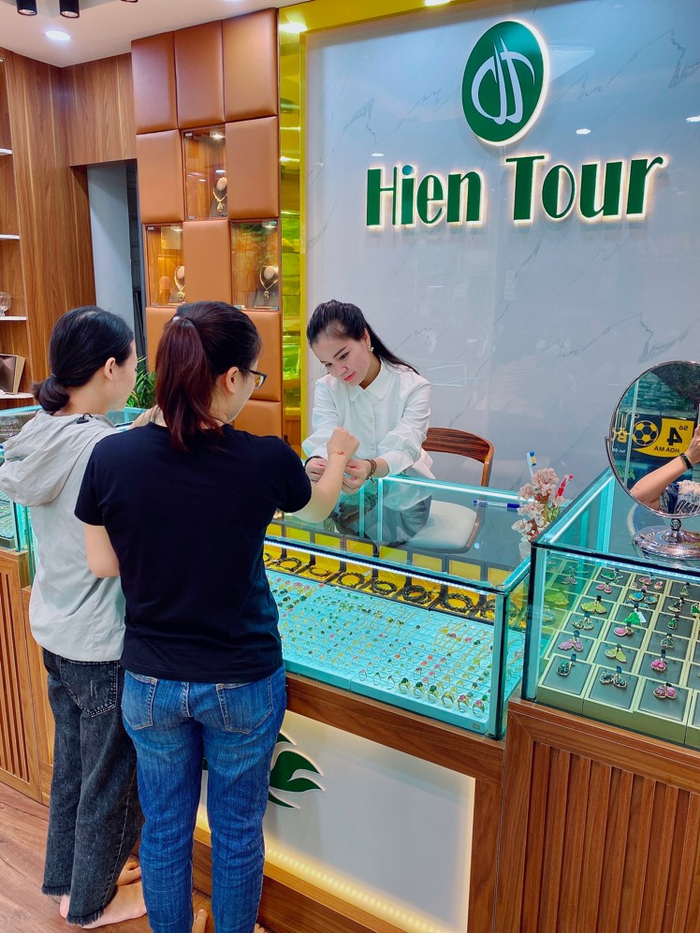 Chị Hiền trực tiếp tư vấn cho khách hàng sản phẩm phù hợp