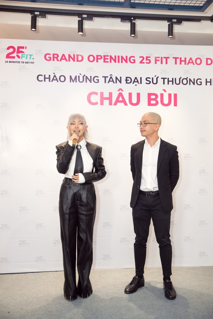 Châu Bùi diện nguyên cây đen sành điệu tại sự kiện khai trương 25 FIT THẢO ĐIỀN 