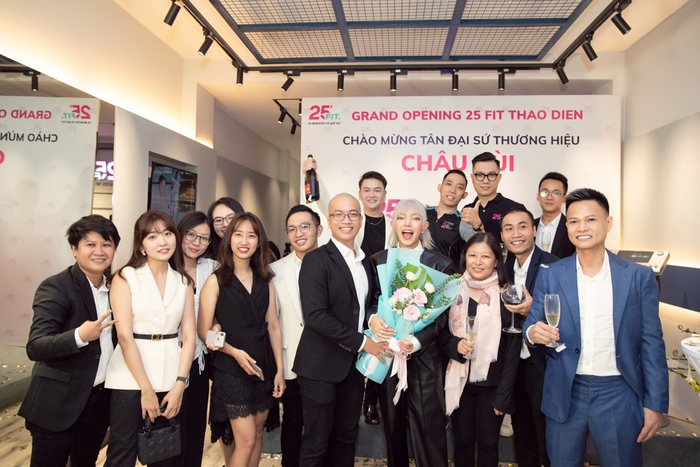 Châu Bùi chụp ảnh lưu niệm với đội ngũ 25 FIT