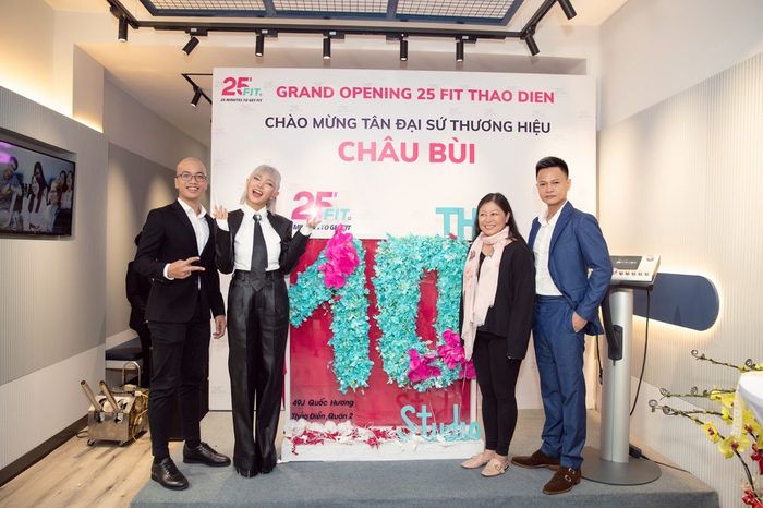 Châu Bùi và các co-founder của 25 FIT tại sự kiện khai trương chi nhánh Thảo Điền 