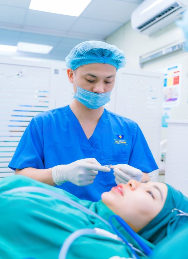 Bác sĩ Dũng tự tay gọt sụn cho khách hàng.