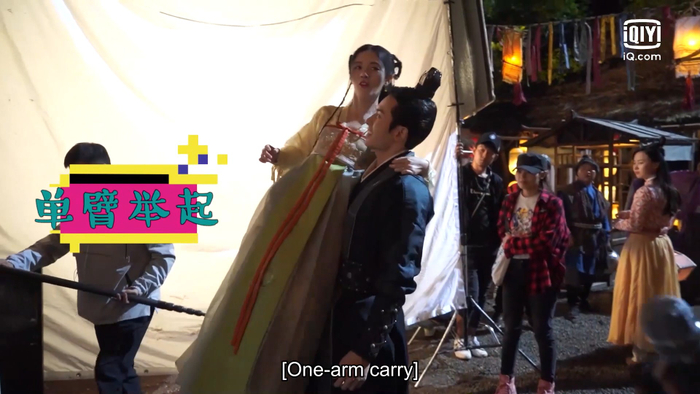 Trương Triết Hạn 1 tay nhấc bổng Cúc Tịnh Y trong hậu trường phim