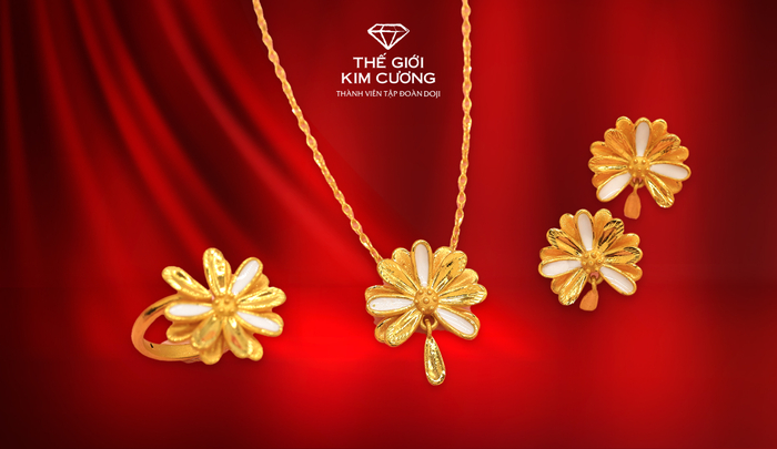 Nếu muốn đổi mới phong cách thời trang, bạn gái cũng có thể lựa chọn trang sức trong Bộ sưu tập 'Cúc họa mi' với chất liệu vàng 24K. Được chế tác bằng công nghệ 3D hiện đại, những thiết kế trang sức vàng 24K 'Cúc họa mi' tôn thêm vẻ đẹp của người phụ nữ, thể hiện sự thanh lịch, thời trang.&nbsp;Đón mừng tuổi mới, Thế Giới Kim Cương cũng mang tới bộ sưu tập Trang sức Vàng 24K công nghệ 3D với ưu đãi tới 10%.