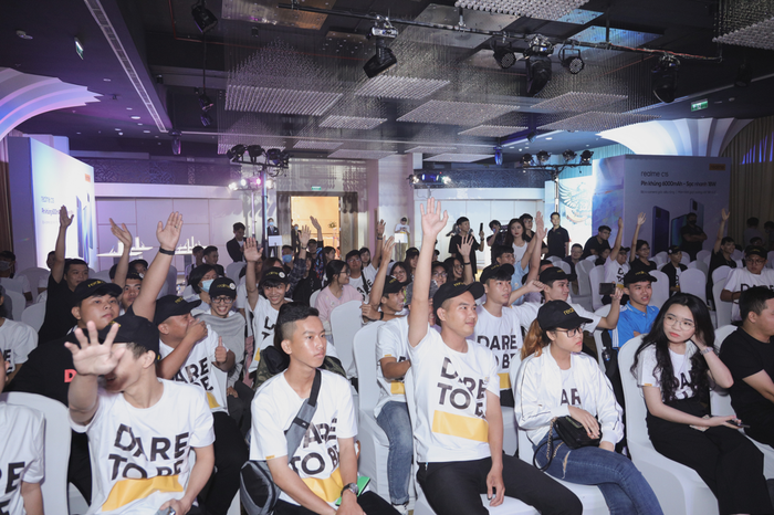 Realfans 'bùng nổ' với câu chuyện truyền cảm hứng của CEO Realme Việt Nam