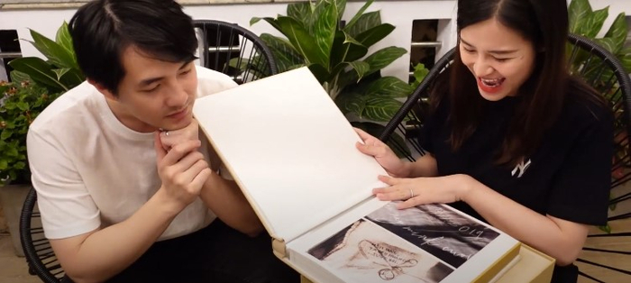 Đông Nhi và Ông Cao Thắng hạnh phúc xem lại kỷ niệm từ đám cưới một năm trước.