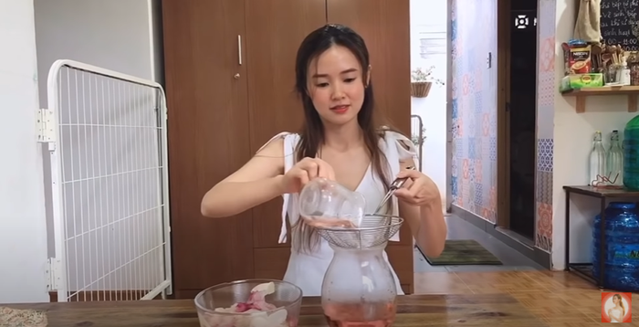 Midu làm clip hướng dẫn cách làm nước hoa hồng tại nhà