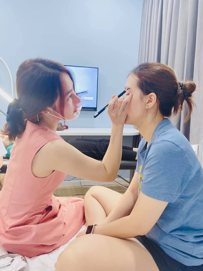 Thảo Hương không có khái niệm ngày nghỉ lễ, thường những ngày này cô lại tất bật dày lịch hẹn tư vấn làm đẹp cho khách hàng.