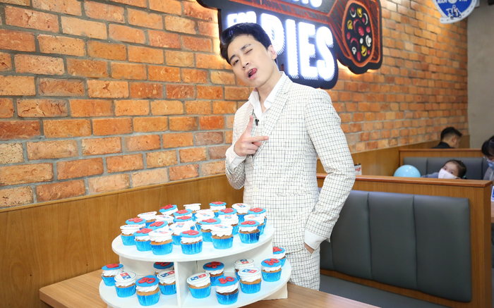Sau chung kết Rap Việt, Karik trở thành 'Hoàng tử pizza' khuấy động buổi khai trương cửa hàng thứ 50 - Domino's Phạm Hồng Thái Ảnh 2