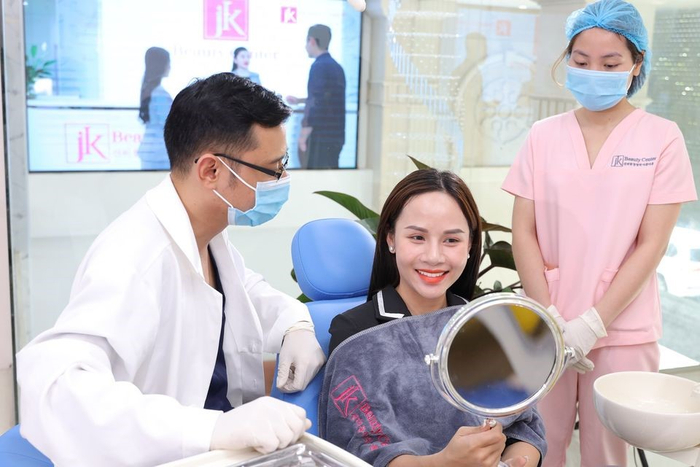 Bác sĩ nha khoa giàu kinh nghiệm sẽ giúp bạních trong quá trình chăm sóc răng miệng của bạn