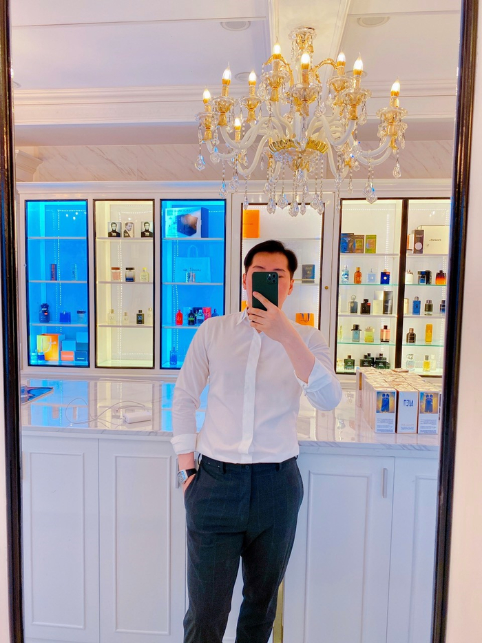 Đến với Perfume Louis Luxury của Phạm Công, bạn không chỉ được trải nghiệm sự quyến rũ ngất ngây của vô vàn mùi hương mà còn được đắm chìm trong không gian sang trọng, tạo nên một trải nghiệm mua sắm vô cùng đẳng cấp