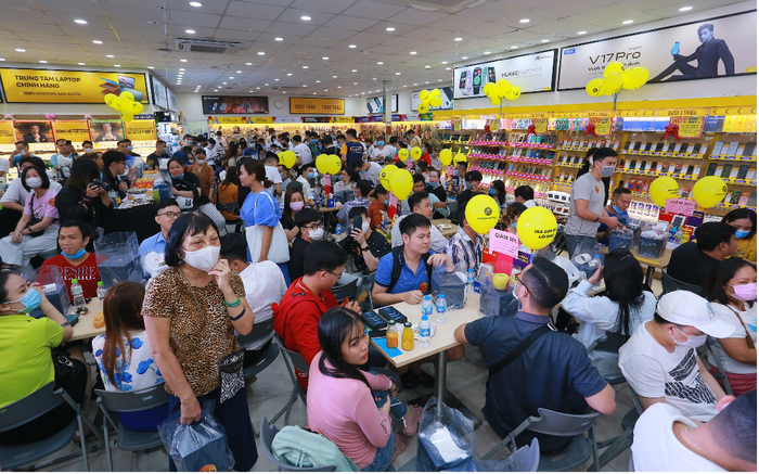 'Đông nghịt' khách từ online đến offline, Thế Giới Di Động là điểm 'nóng' ngày mở bán Iphone12 tại Việt Nam Ảnh 2