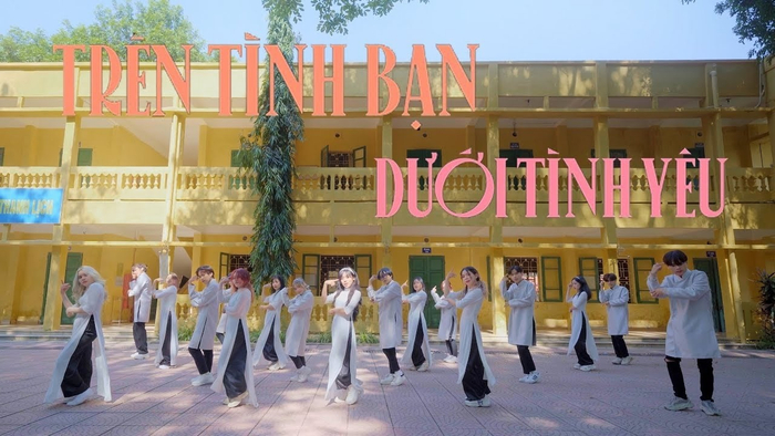 Bao nhiêu kỉ niệm một thời thanh xuân tươi đẹp gửi gắm qua hình tượng chiếc áo dài trắng.