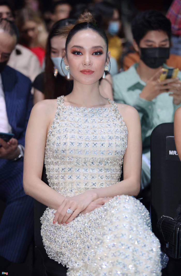 Mẫu váy ôm dáng giúp tôn lên thân hình thon gọn của Minh Hằng. Cô nhìn khác lạ với kiểu trang điểm đậm, chuốt mi dài.