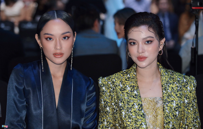 Tú Hảo theo đuổi hình tượng mạnh mẽ với blazer độn vai. Kiểu tóc ướt, vuốt ngược được các mỹ nhân Việt ưa chuộng.
