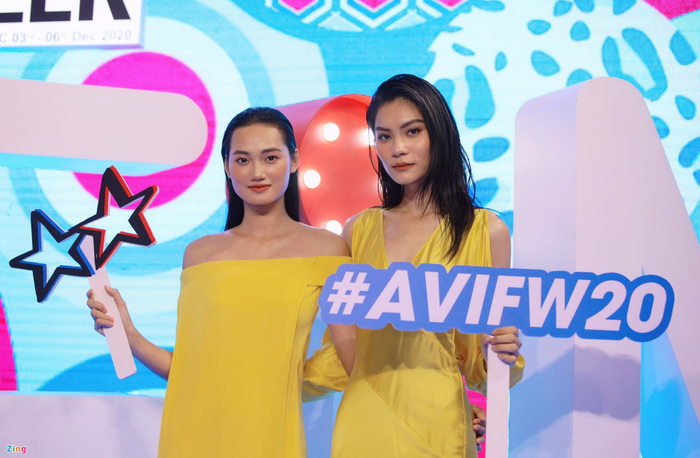 Các mỹ nhân Việt đồng loạt xuất hiện với trang phục có gam màu nổi bật. Tông vàng, xanh và hồng được ưa chuộng.