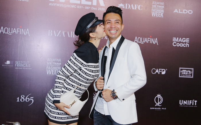 Vợ chồng Minh Nhựa tình tứ trên thảm đỏ tuần lễ thời trang Ảnh 2