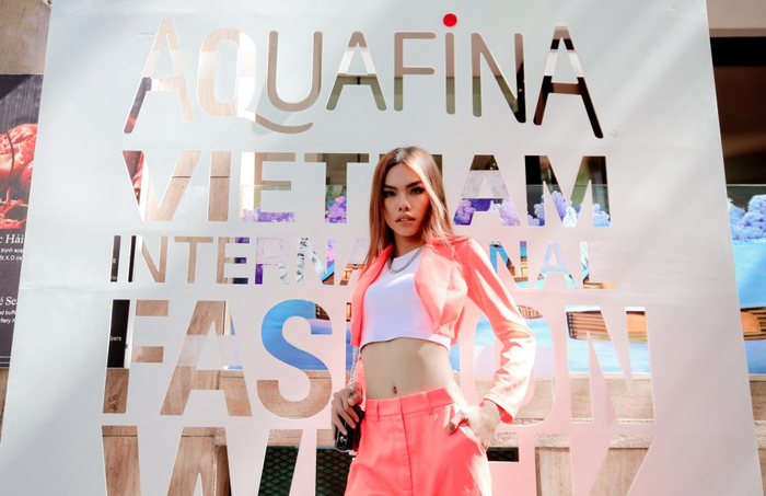 Ngày 4/12, hoạt động The Best Street Style thuộc khuôn khổ Aquafina Tuần lễ Thời trang Quốc tế Việt Nam 2020 thu hút sự tham gia của nhiều fashionista, mẫu nhí. Lâm Bảo Uyên (20 tuổi) lựa chọn trang phục có màu sắc nổi bật, tượng trưng cho những tia nắng. Bên cạnh đó, phom dáng áo tôn lên vòng eo 64 cm.