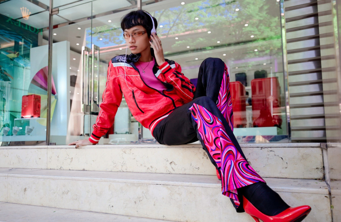 Sàn nhạc disco cùng trang phục từ năm 2000 là những ý tưởng giúp tạo nên bộ đồ của Phát Paris. Quần áo là hàng second-hand, có tổng giá trị 500.000 đồng.