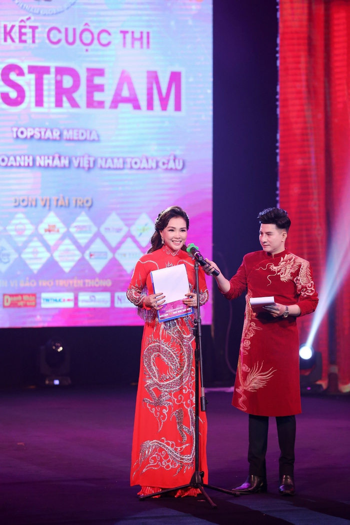 Trưởng BTC Hoa hậu Đặng Gia Bena phát biểu tại đêm bán kết