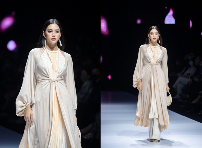 Ngoài ra, người mở màn show diễn là Hoa hậu Tiểu Vy. Cô bước đi uyển chuyển với trang phục làm từ lụa, mang gam màu trắng - be thanh lịch. Thiết kế được kết hợp giữa sự thời thượng và màu sắc văn hóa Việt. Người đẹp còn xách theo mẫu túi có phần quai vòng cung.