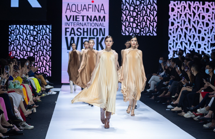 Những mẫu váy dài vẫn được nhà thiết kế Việt ưa chuộng. Khi bước đi, chúng tạo hiệu ứng bay bổng, thướt tha, tôn lên vẻ đẹp sang trọng, mê hoặc của phụ nữ. Phụ kiện như khuyên tai, vòng cổ ngọc trai, túi cầm tay… hoàn thiện nét thanh cao cho từng bộ trang phục.