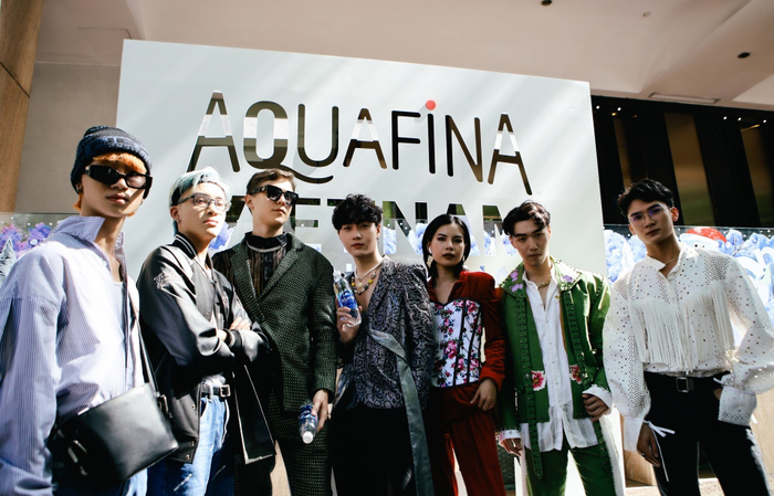 Ngày cuối cùng của The Best Street Style thuộc Aquafina Tuần lễ Thời trang Quốc tế Việt Nam 2020 diễn ra với sự góp mặt của những tín đồ thời trang có cá tính mạnh mẽ. Các bạn trẻ phối đồ đa dạng phong cách, nhấn nhá qua cách dùng phụ kiện.
