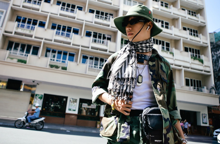 Mượn trang phục của cha, Dương Hoàng Khang phối quần áo dựa theo hình ảnh chú bộ đội. Chia sẻ với Zing, Khang tâm sự: 'Tôi muốn góp mặt trong ngày cuối của sự kiện với hình ảnh nổi bật. Đây là phong cách cha tôi rất thích nên tôi đã mượn một số items'.