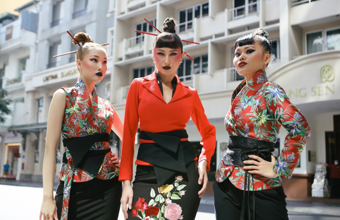 Bên cạnh những set đồ hiện đại, trang phục truyền thống trở thành điểm nhấn khác biệt.