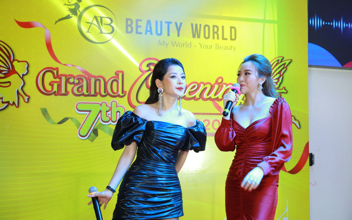 Chi Pu lạ lẫm với layout đen huyền bí hát mừng chuỗi siêu thị mỹ phẩm AB Beauty World Ảnh 2
