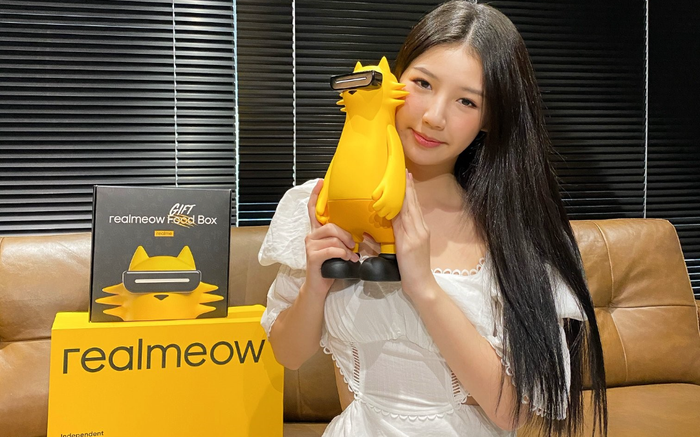 Ca sĩ ISSAC, Amee thích thú với linh vật của Realme: chú mèo tạo xu hướng Realmeow Ảnh 2
