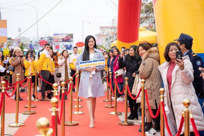 Tân Hoa Hậu Việt Nam Đỗ Thị Hà được chào đón nồng nhiệt tại Bắc Giang Ảnh 1