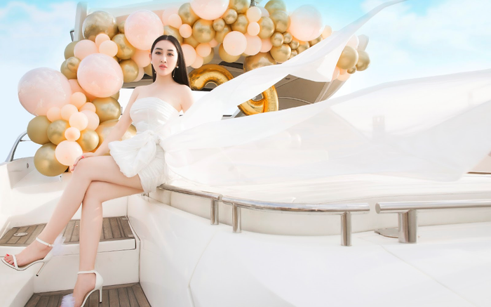 Hoa Hậu Huỳnh Thuý Anh sang chảnh xuất hiện bên du thuyền triệu đô đầu năm 2021 làm fan choáng váng Ảnh 2