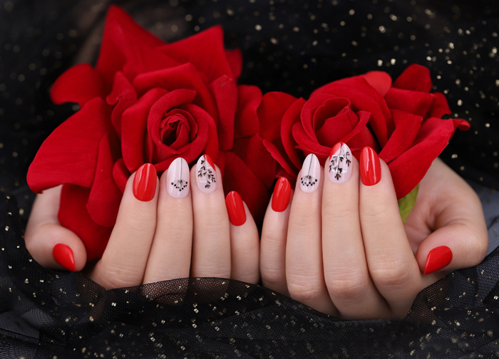 Pang Mỹ Nguyên thôi miên thời trang NTK Tuấn Trần bằng sắc nail đỏ tinh tế Ảnh 10