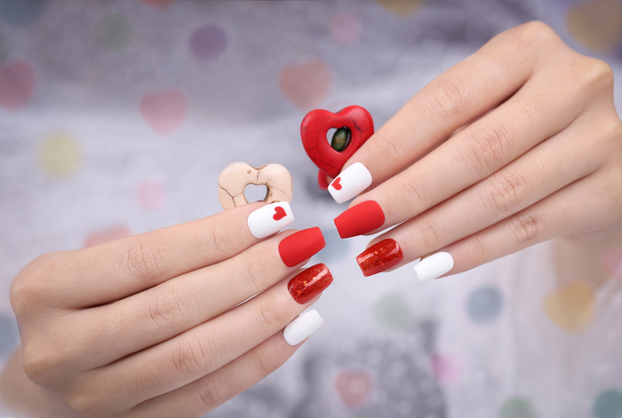 Pang Mỹ Nguyên thôi miên thời trang NTK Tuấn Trần bằng sắc nail đỏ tinh tế Ảnh 7