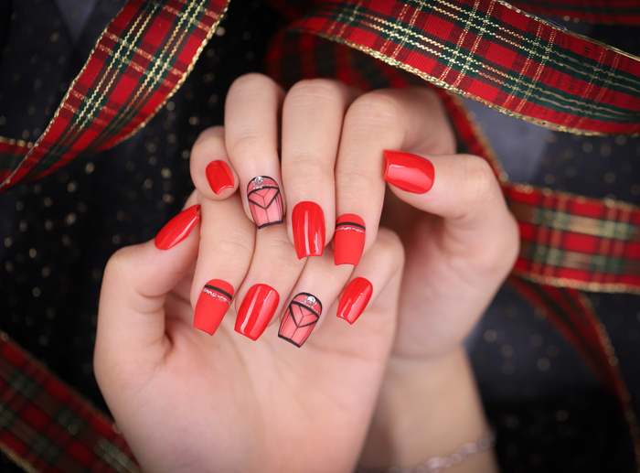 Pang Mỹ Nguyên thôi miên thời trang NTK Tuấn Trần bằng sắc nail đỏ tinh tế Ảnh 8
