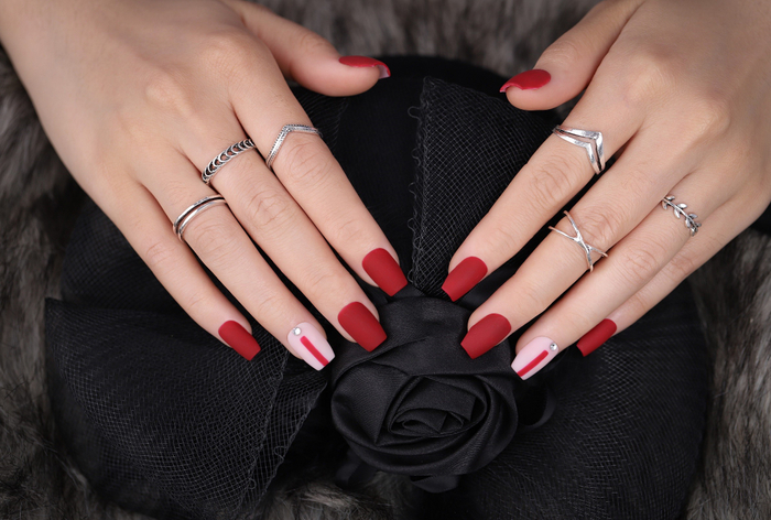Pang Mỹ Nguyên thôi miên thời trang NTK Tuấn Trần bằng sắc nail đỏ tinh tế Ảnh 9
