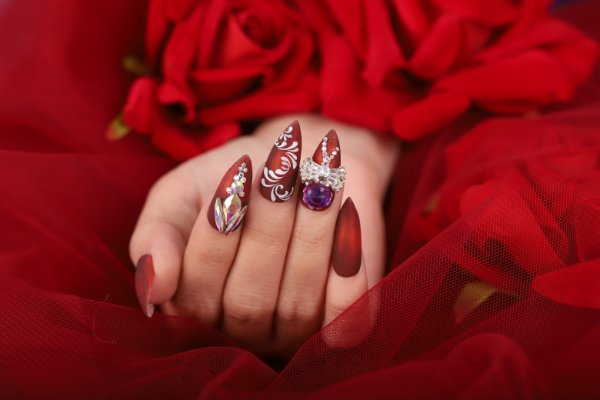 Lên ngôi cùng nail sắc đỏ mùa lễ hội với Pang Mỹ Nguyên trong BST Rose của NTK Tuấn Trần Ảnh 3