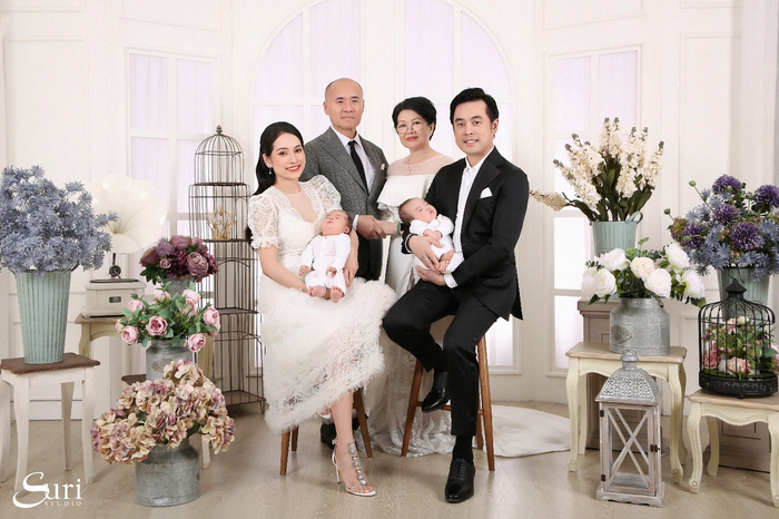 Bộ ảnh Đại Gia đình đầy đủ các thành viên là hạnh phúc viên mãn của Nhạc sĩ Dương Khắc Linh năm nay.