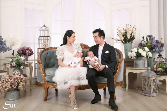 Nhan sắc cực kì ấn tượng của bà mẹ 2 con khiến người xem không khỏi trầm trộ, vì mọi góc mặt đều quá là xinh