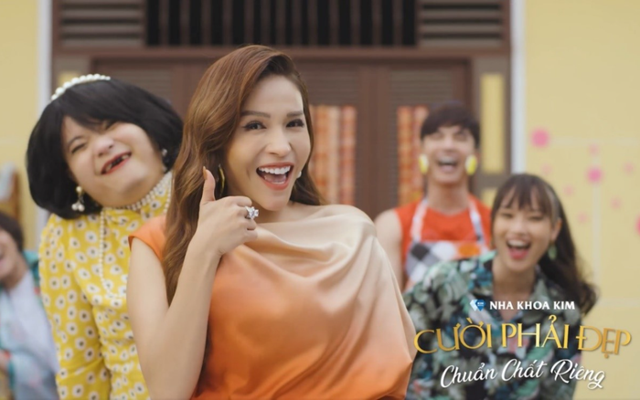 Khả Như dẹp tiệm nail, 'rap battle' cùng chị Ca Nô gây rối loạn phố phường Ảnh 2